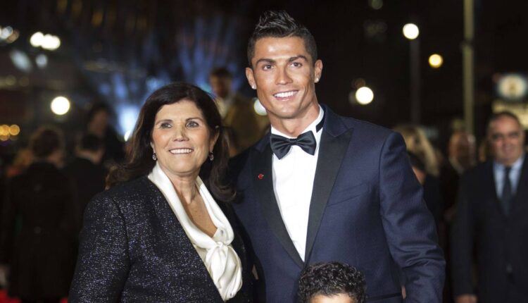 والدة كريستيانو رونالدو تطلب من ابنها اللعب مع فريقها المفضل في نهاية مسيرته الرياضية والدون يرد بكلمة واحدة