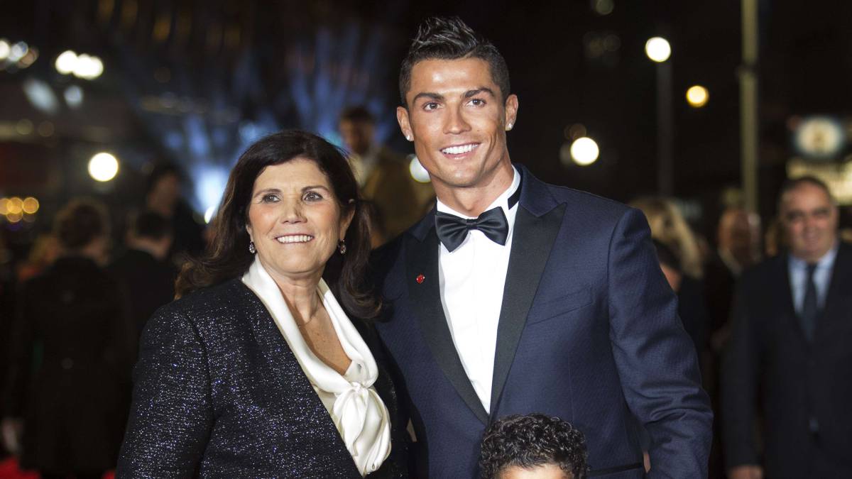 والدة كريستيانو رونالدو تطلب من ابنها اللعب مع فريقها المفضل في نهاية مسيرته الرياضية والدون يرد بكلمة واحدة
